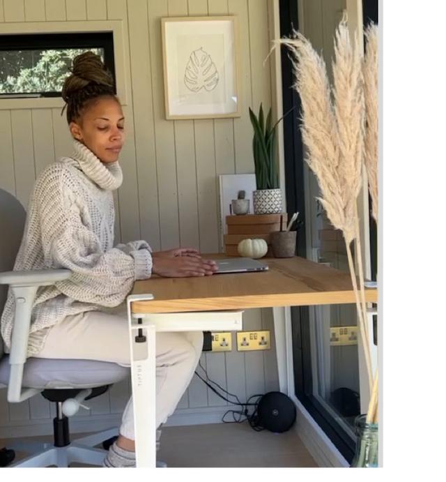 8534_Garden_influencer_desk 2